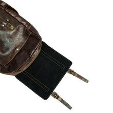 Load image into Gallery viewer, pelletteria italiana, details of a leather backpack 