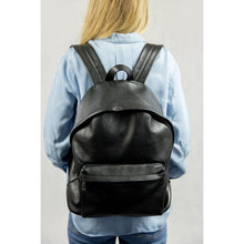 Load image into Gallery viewer, pelletteria italiana,Model wearing Italian leather backpack for women and men